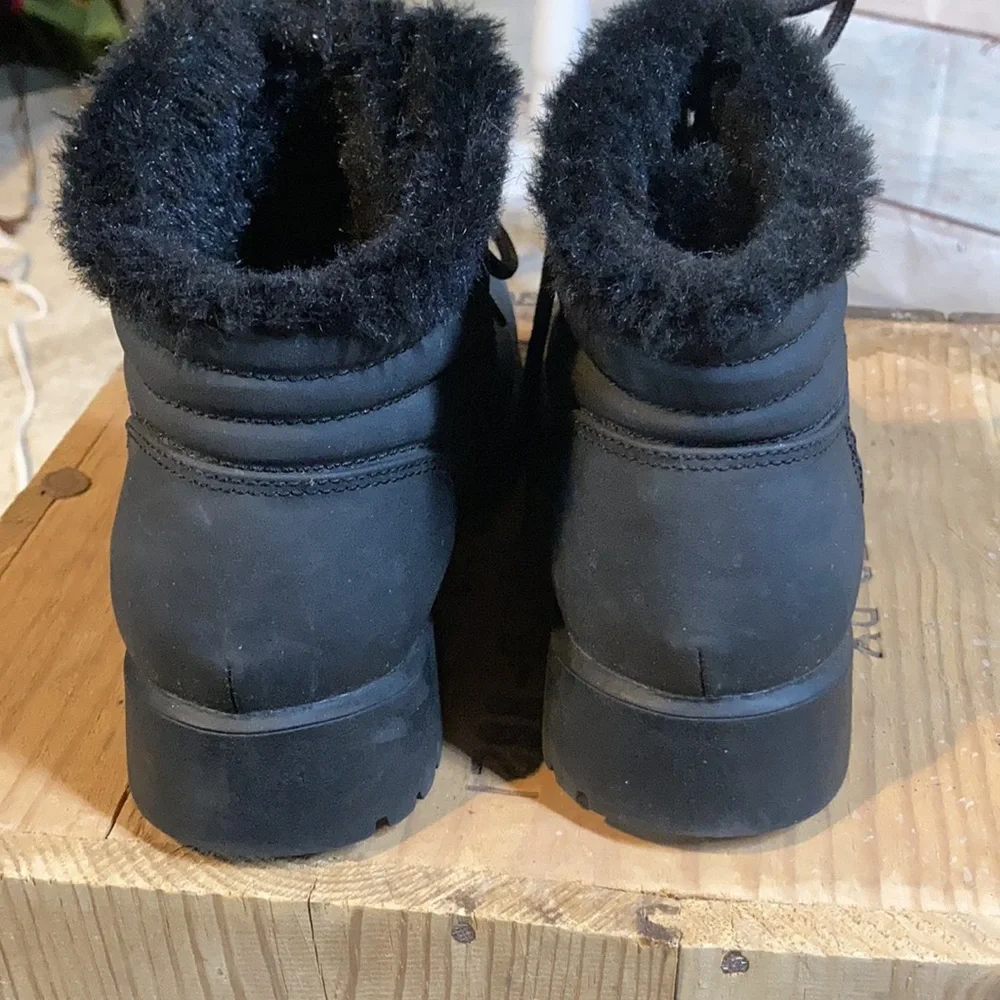 6.5 Wide woman’s Sporto black ankle boot. Faux fur lining. Excellent con…